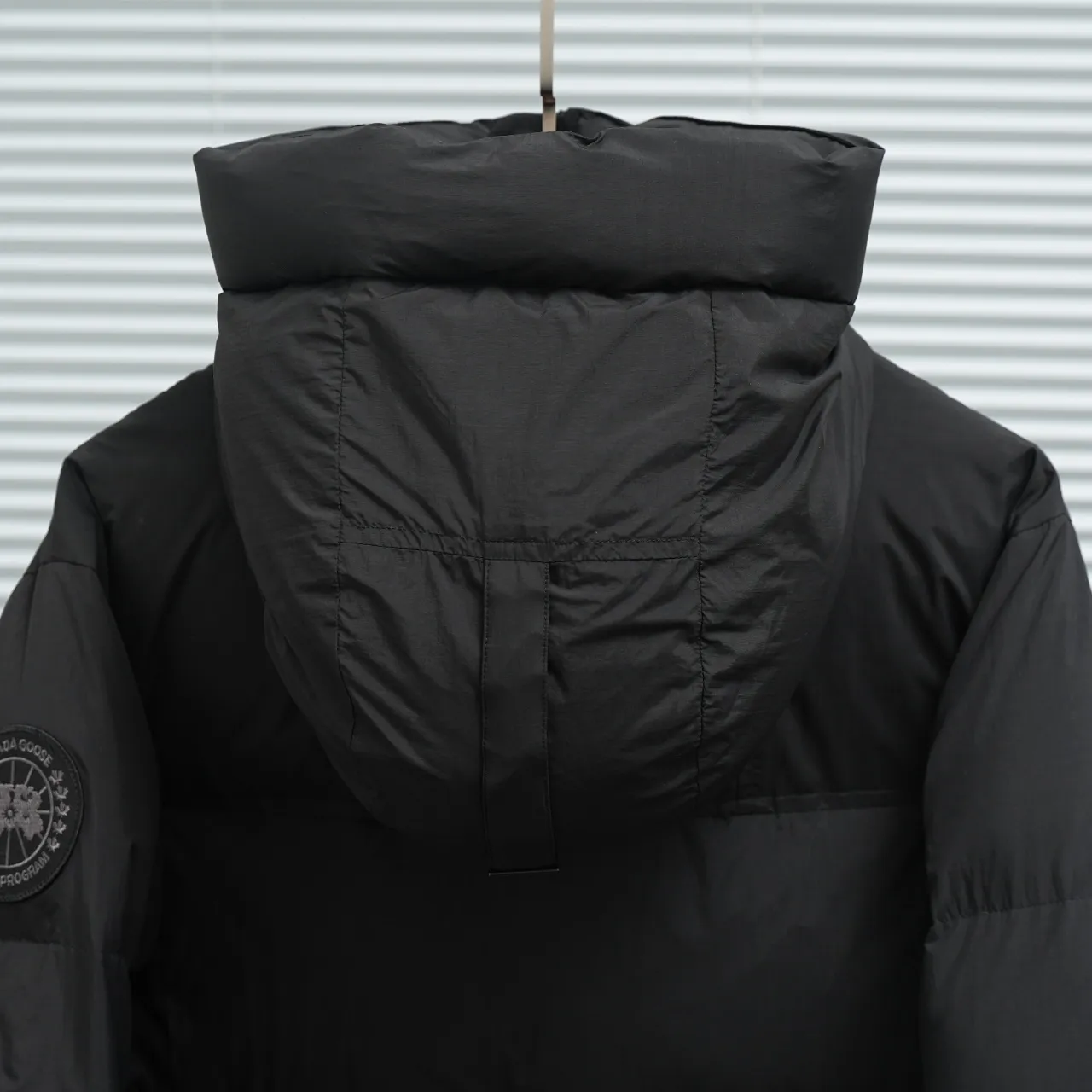 P940 Canada Goose Lawrence Down Jacket The Lawrence Down Jacket provides essential protection for everyday adventures and is made from sustainable Enduraluxe fabric with a durable soft touch. It features a quilted body, an adjustable down hood and a longer hem. Adjustable, down-filled, communicated hood. Two-way center front zipper increases range of motion and ventilation. The chin-protecting suede knit stand-up collar is soft and extra-comfortable. Inset rib-knit cuffs for added comfort and locked in heat. CORDURAD piping at the cuffs hem and reflective double-stripe grip tape at the back. Internal shoulder strap Color: black with red label black with black label azure blue Size: XS-2XL